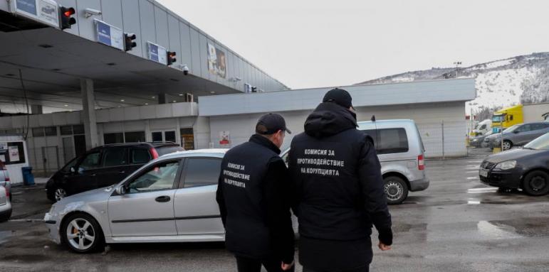 Екшън на "Калотина", полицайка с опасност за живота